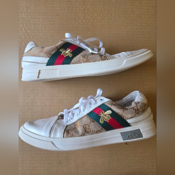 🌸.Gucci | Beige and White Sneakers‎ with Red and Green Stripe Size 9 - Picture 1 of 8